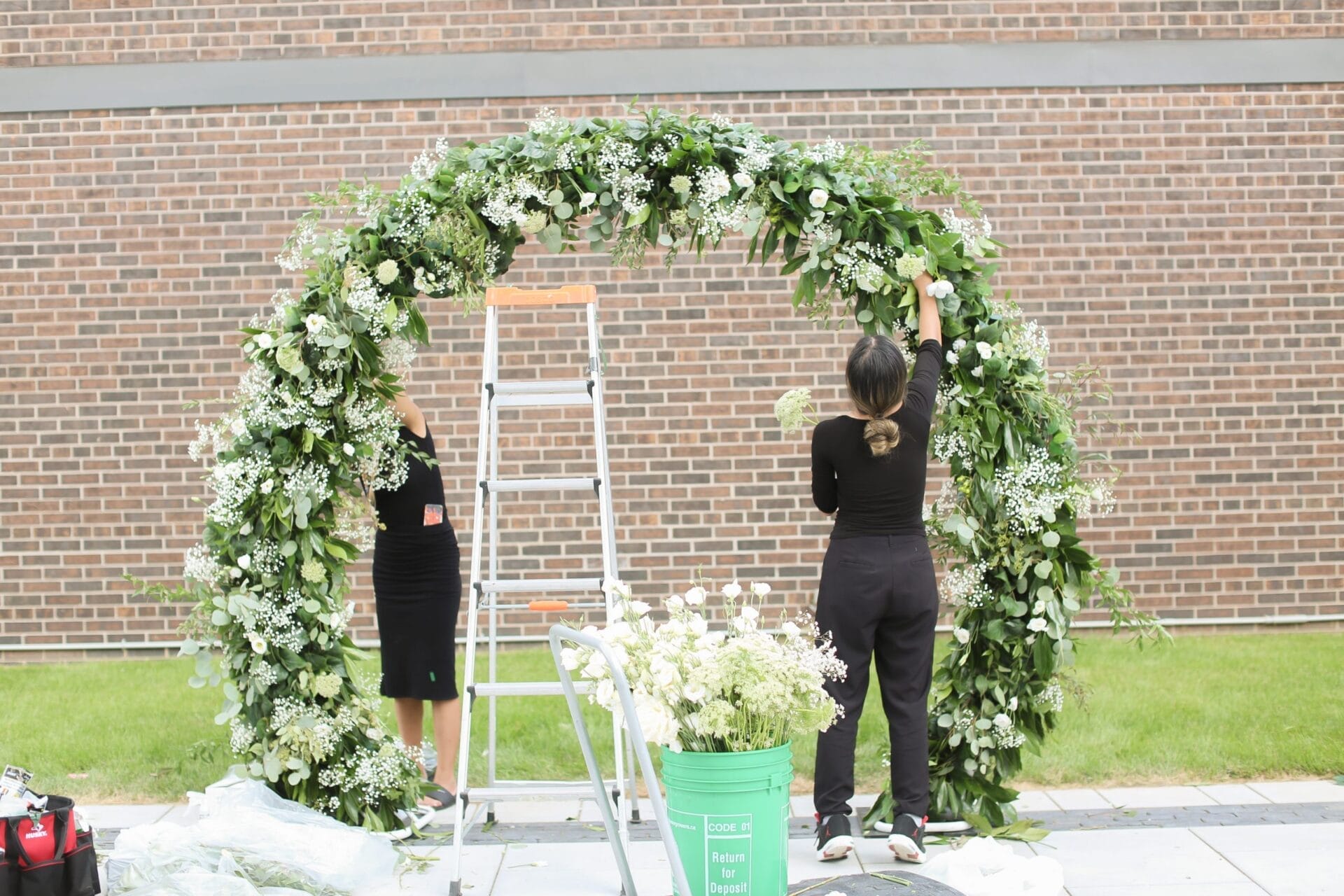 Tiara Round Metal White Arch - Image 7