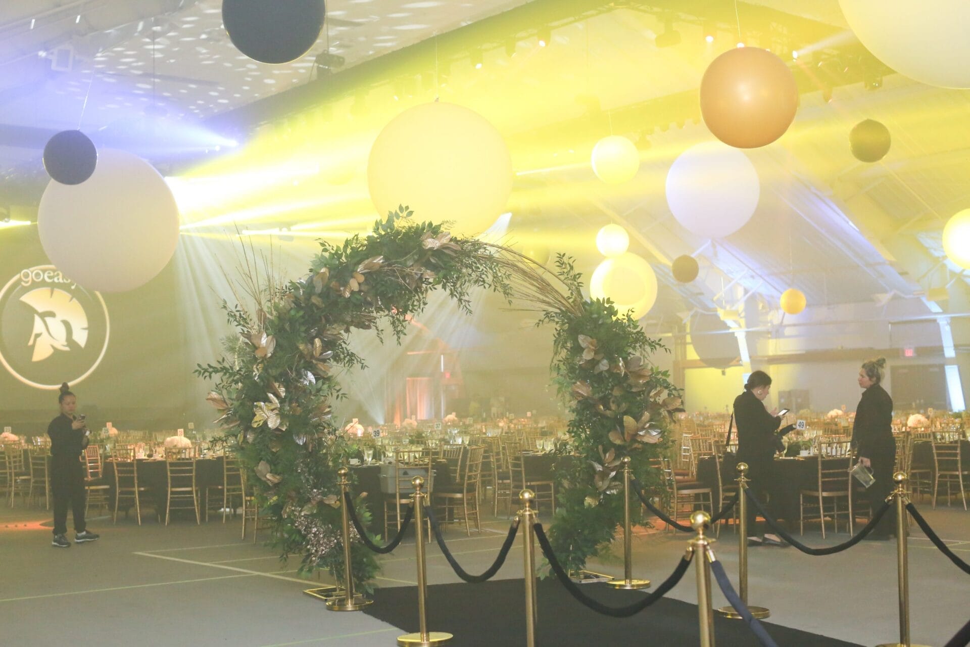 Tiara Round Metal White Arch - Image 5