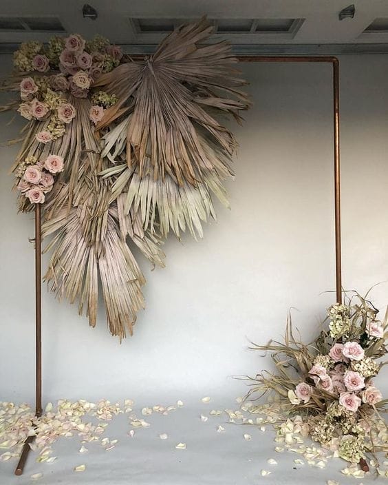 e7bfbbe0dd1328ddcfbc2e0fa721959b 8 Stunning Floral Arrangements Using Copper Arches