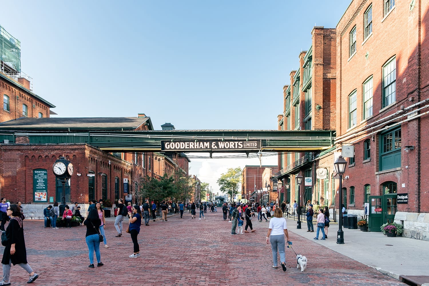NGA 17 10 Swoon-Worthy Toronto Engagement Photo Locations