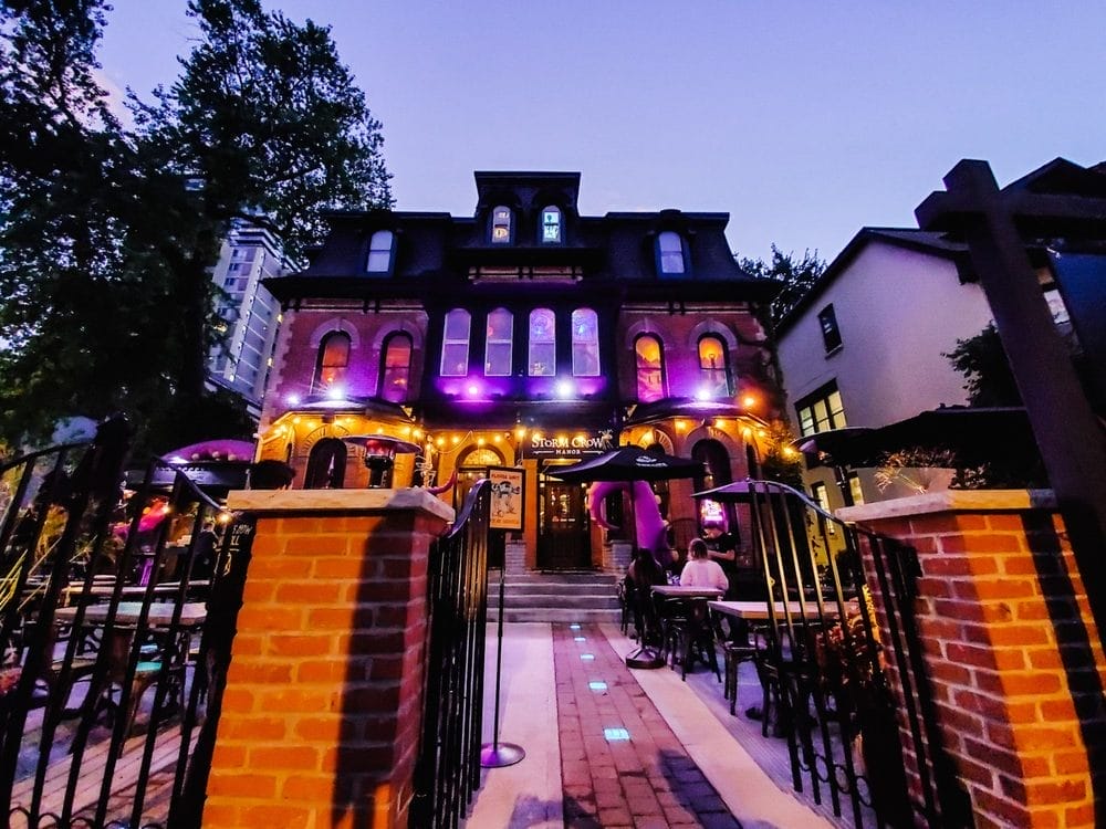 o 10 Swoon-Worthy Toronto Engagement Photo Locations