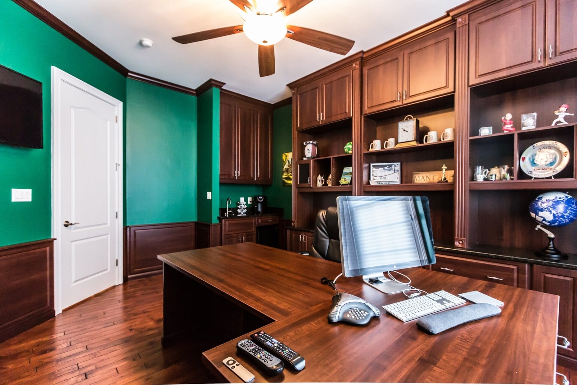 custom closet and wardrobe