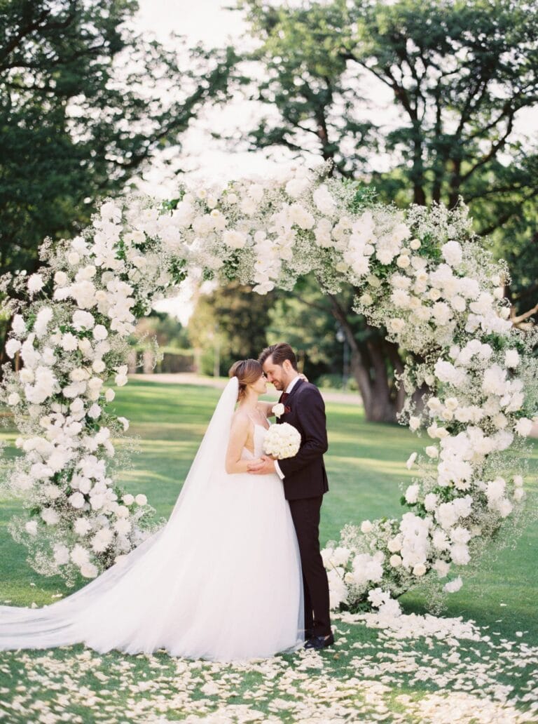 10 Trendy All-White Wedding Decor & Floral Ideas