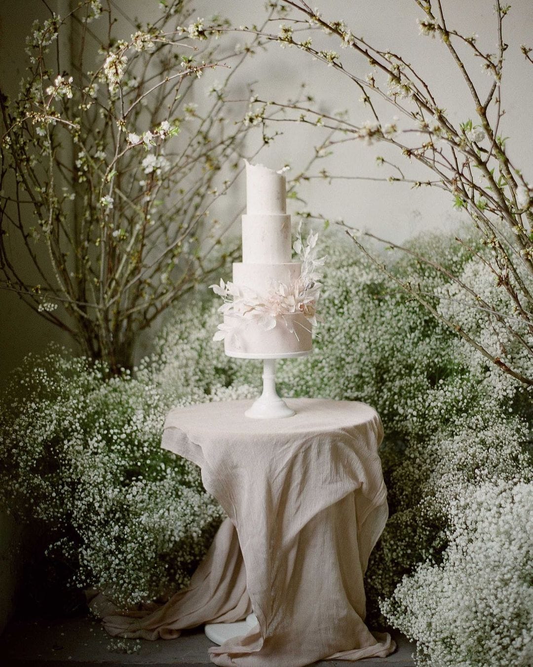 monochromatic cake wedding