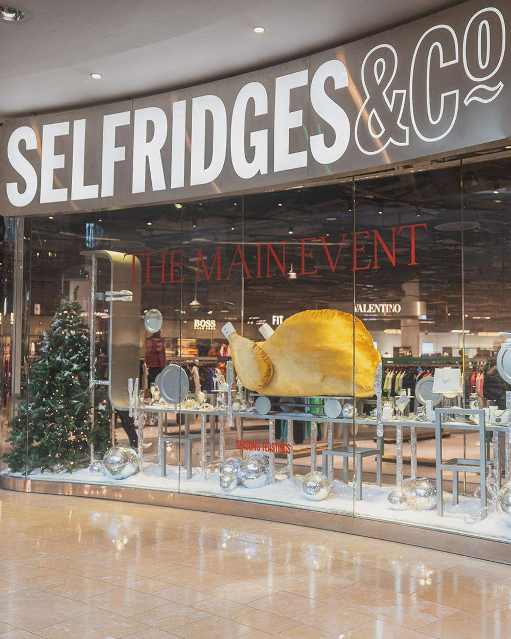 221202 DREAMMAKER 01 15+ Best Creative Christmas Retail Displays and Activations